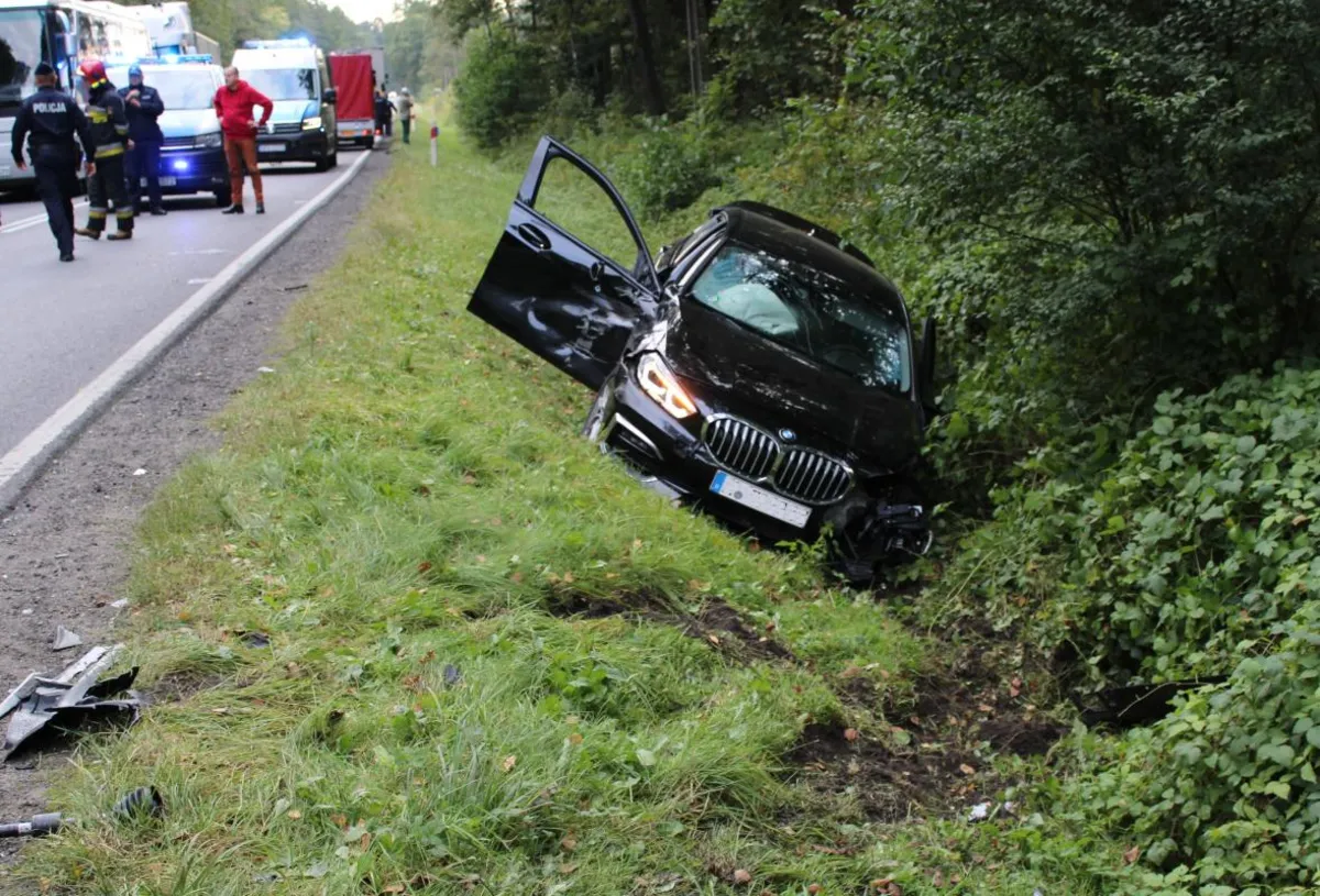Gmina Chełmek. Kierowca BMW zderzył się z dwoma tirami. W organizmie miał mieszkankę narkotyków