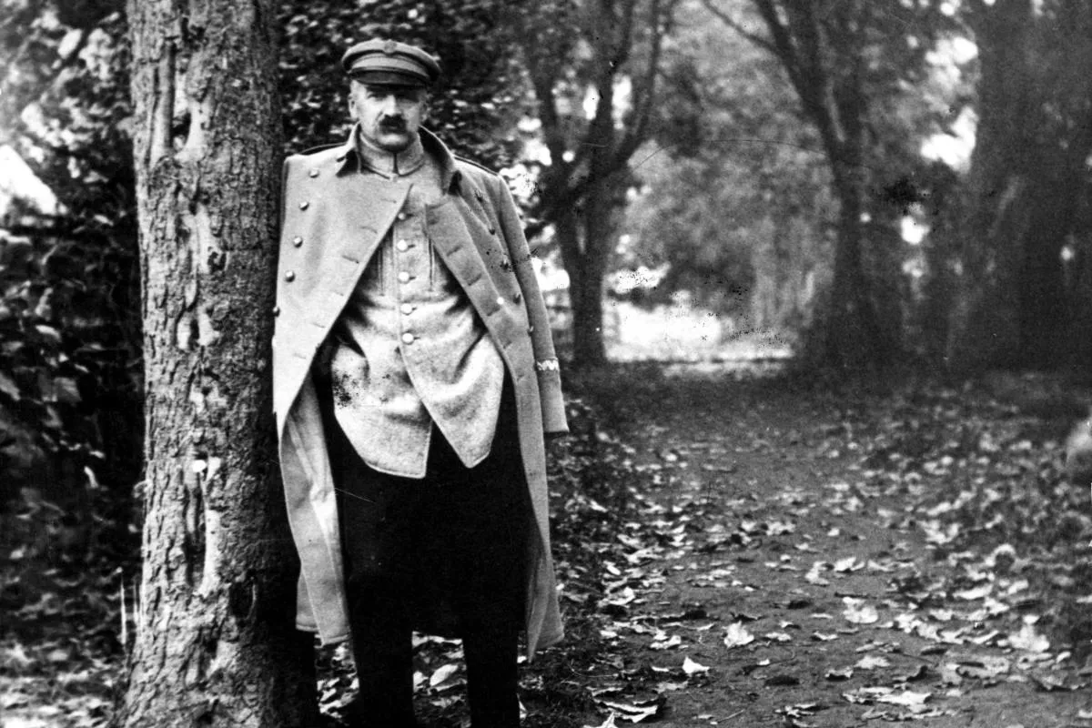Komendancie! Nikt mnie nigdy nie zwolnił z „wiernej służby” – rzecz o fenomenie  J. Piłsudskiego