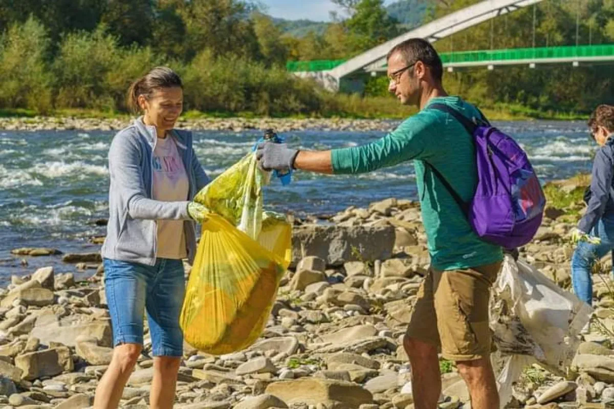 Brzeg Dunajca czystszy o 15 worków śmieci. Wolontariusze zebrali m.in. butelki, puszki, wiaderka i buty