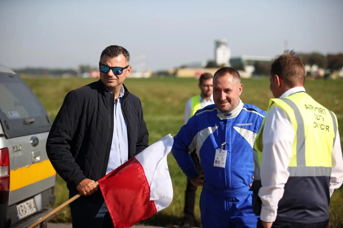  Fiat 126 Grupy Pokazowej 126HOOLIGANS RACING w barwach LOT na płycie Kraków Airport