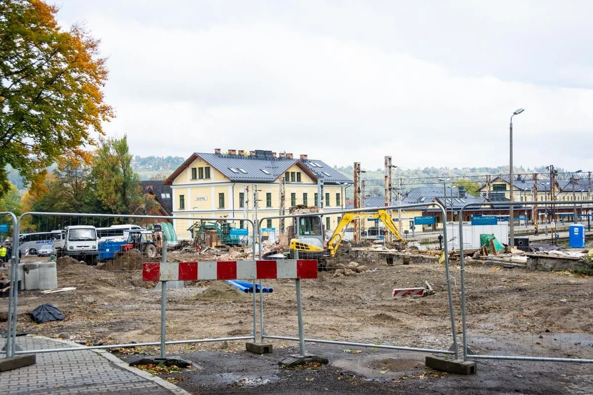 Kolejny etap przebudowy dworca PKP w Zakopanem. Zniknęła brama z neonem