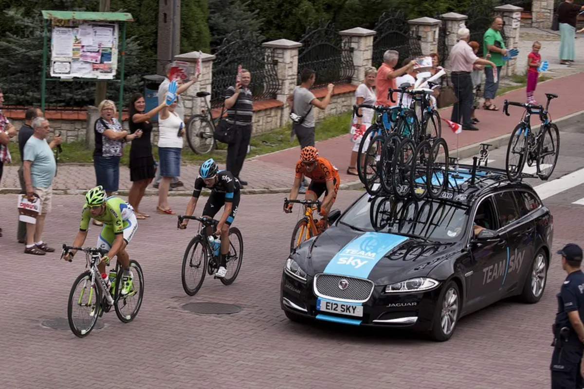 IV etap Tour de Pologne. Przejazd w Bukownie (fot. Tadeusz Brodalka)
