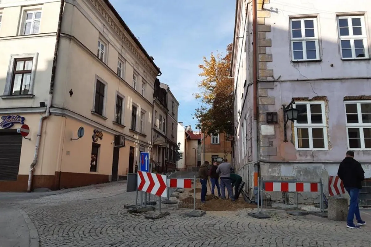 Niedawno odkryty fragment mostu prowadzącego do Bramy Pilzneńskiej w Tarnowie został zakopany