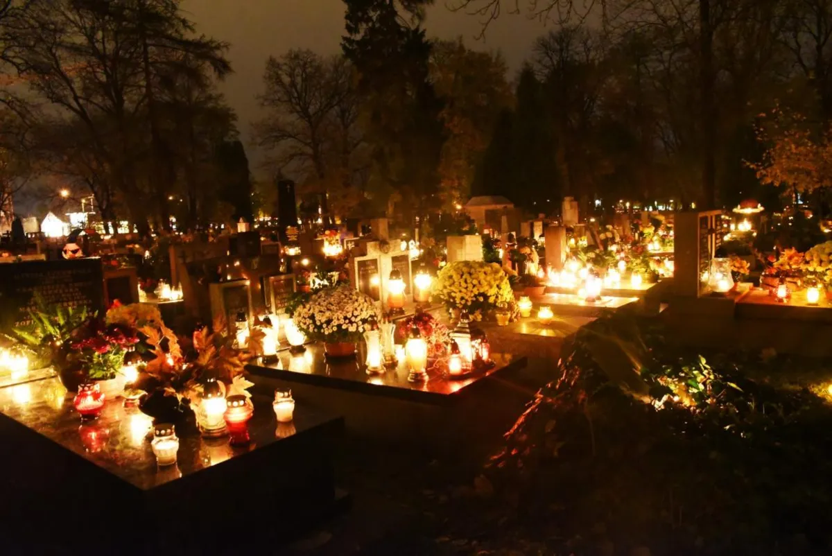 Od dziś krakowskie cmentarze będą dłużej otwarte