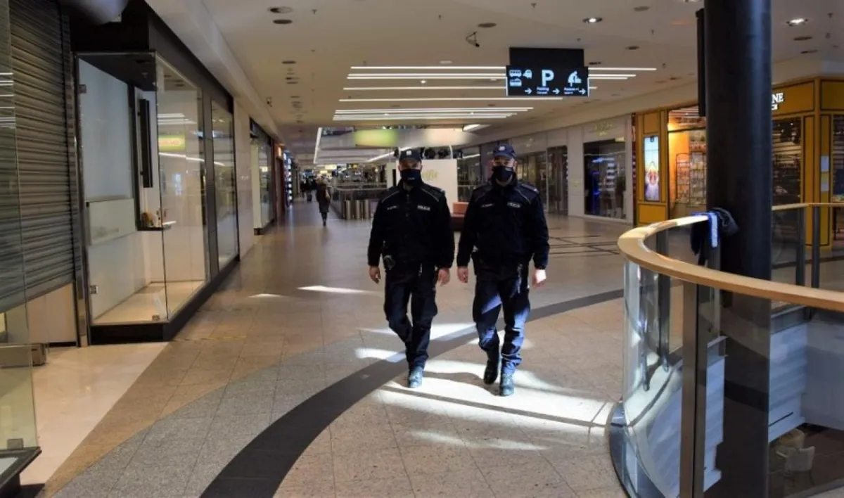 Krakowska policja: będzie zdecydowana reakcja wobec osób bez maseczek