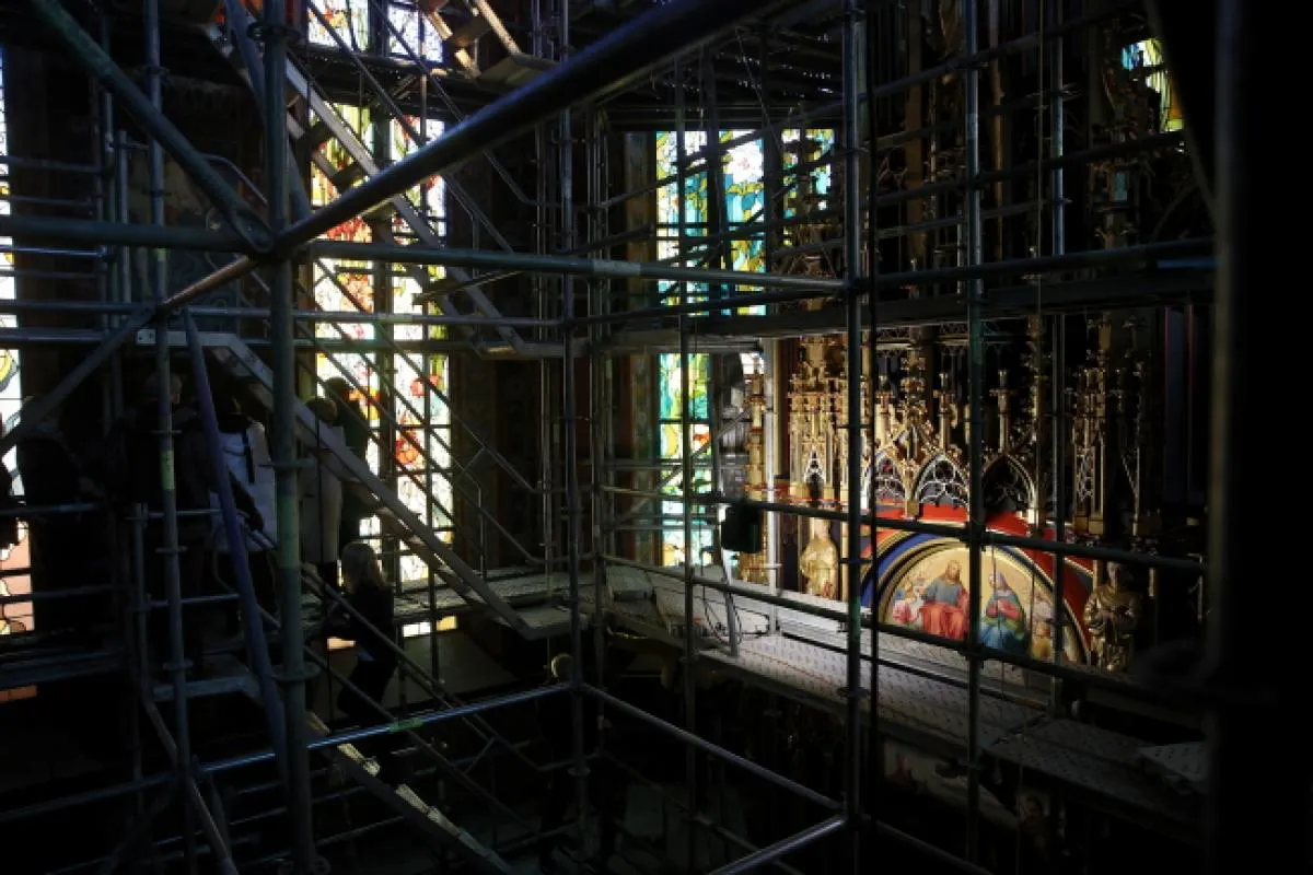 Trwa konserwacja prezbiterium w bazylice Franciszkanów