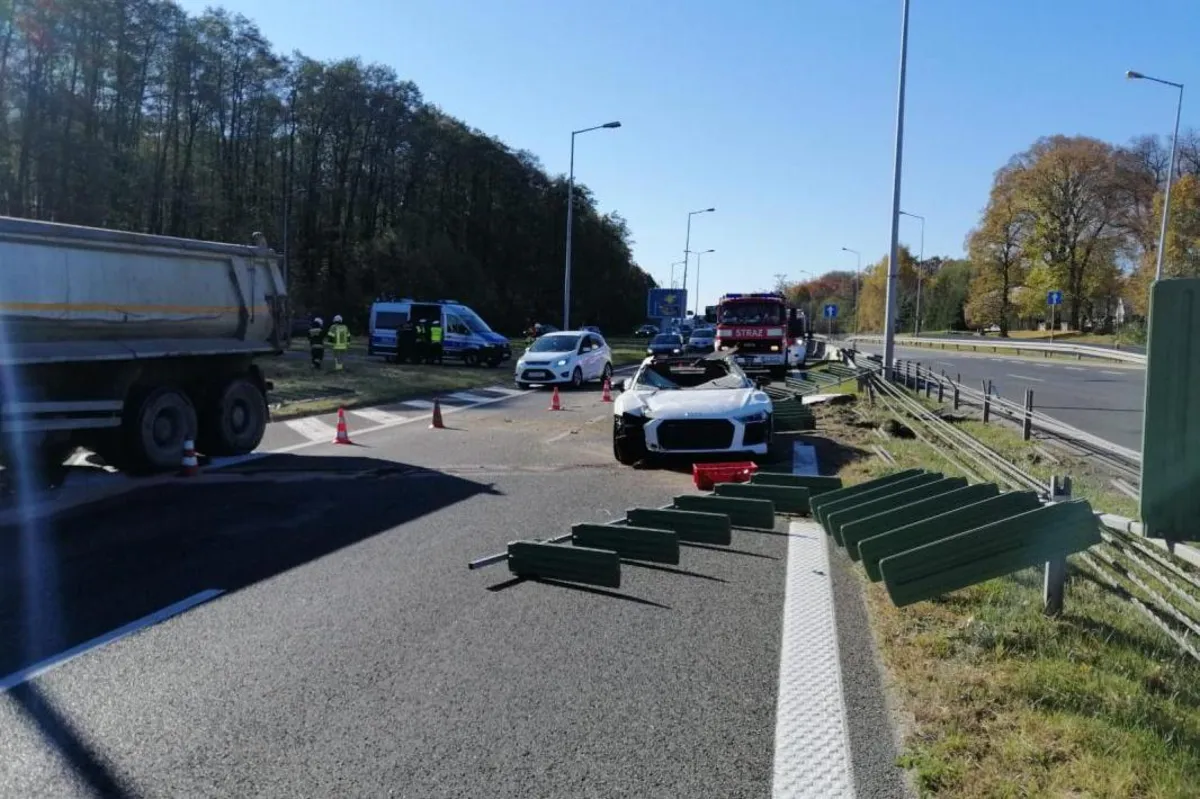 Groźnie wyglądający wypadek sportowego samochodu na obwodnicy Tarnowa