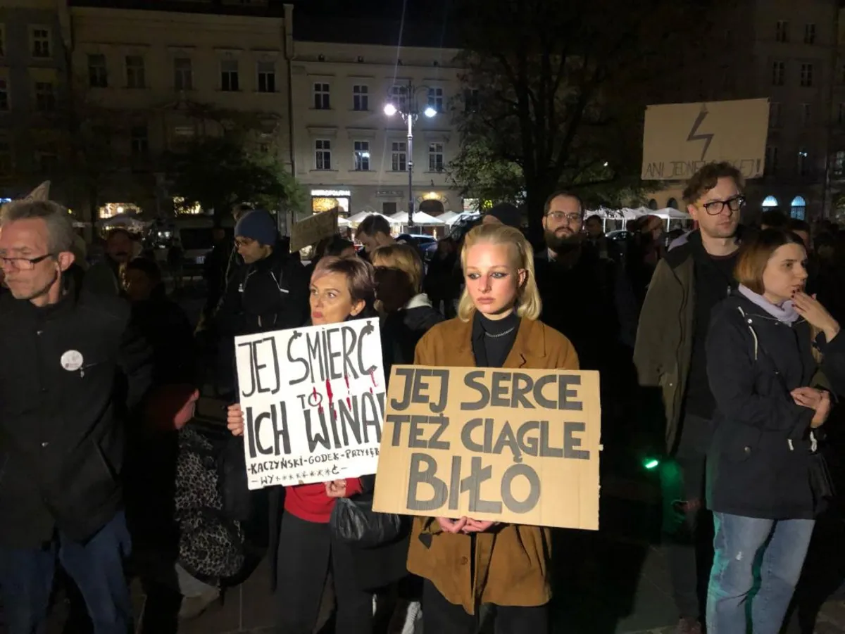 Kilkaset osób protestowało w Krakowie na Rynku Głównym pod hasłem "Ani jednej więcej"