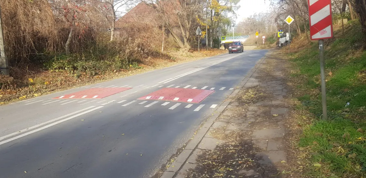 Kraków: mieszkańcy i kierowcy nie są zadowoleni z nowego przejścia dla pieszych na ul. Łokietka