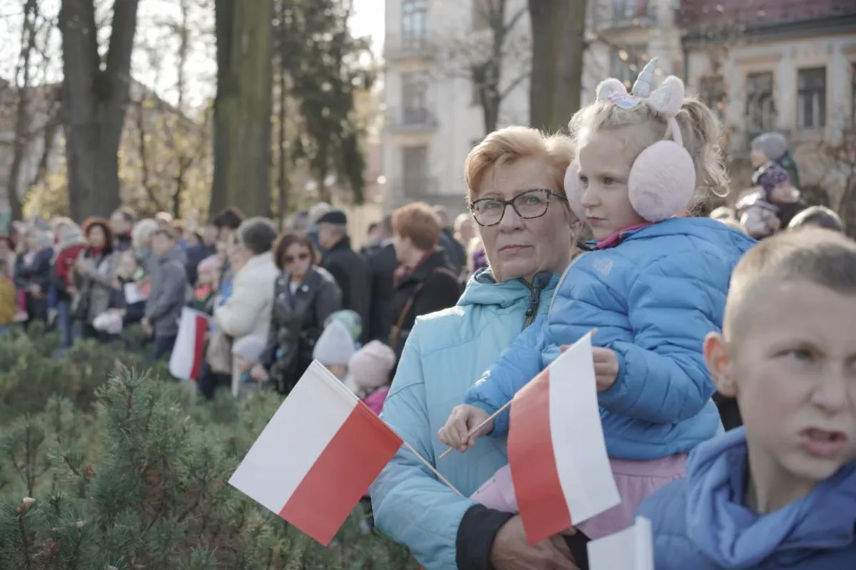 Wspólne śpiewanie pieśni patriotycznych na sądeckich Plantach