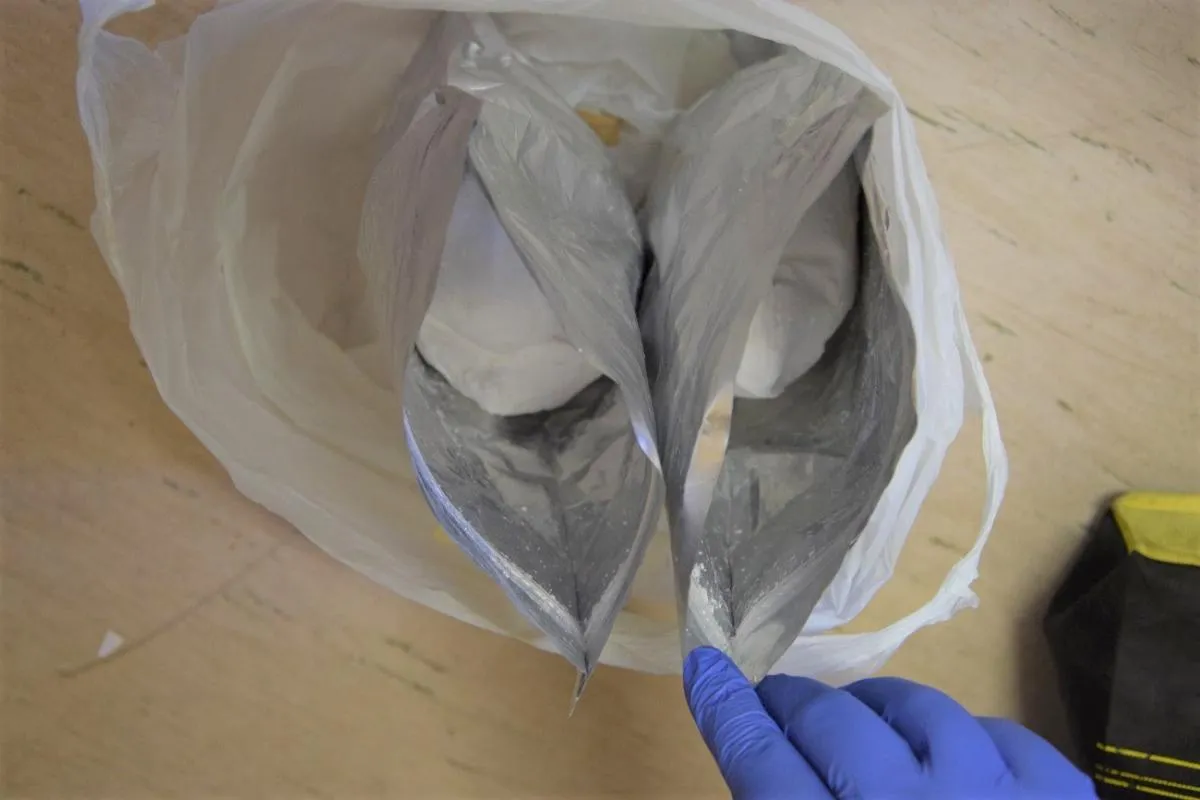 Wpadł z ponad 2 kilogramami amfetaminy, bo jechał bez włączonych świateł mijania 