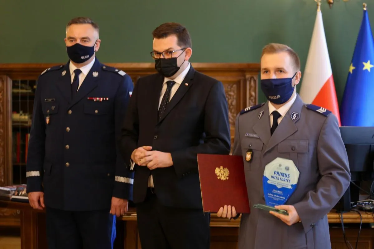 Policjant bez wahania rzucił się na pomoc tonącemu