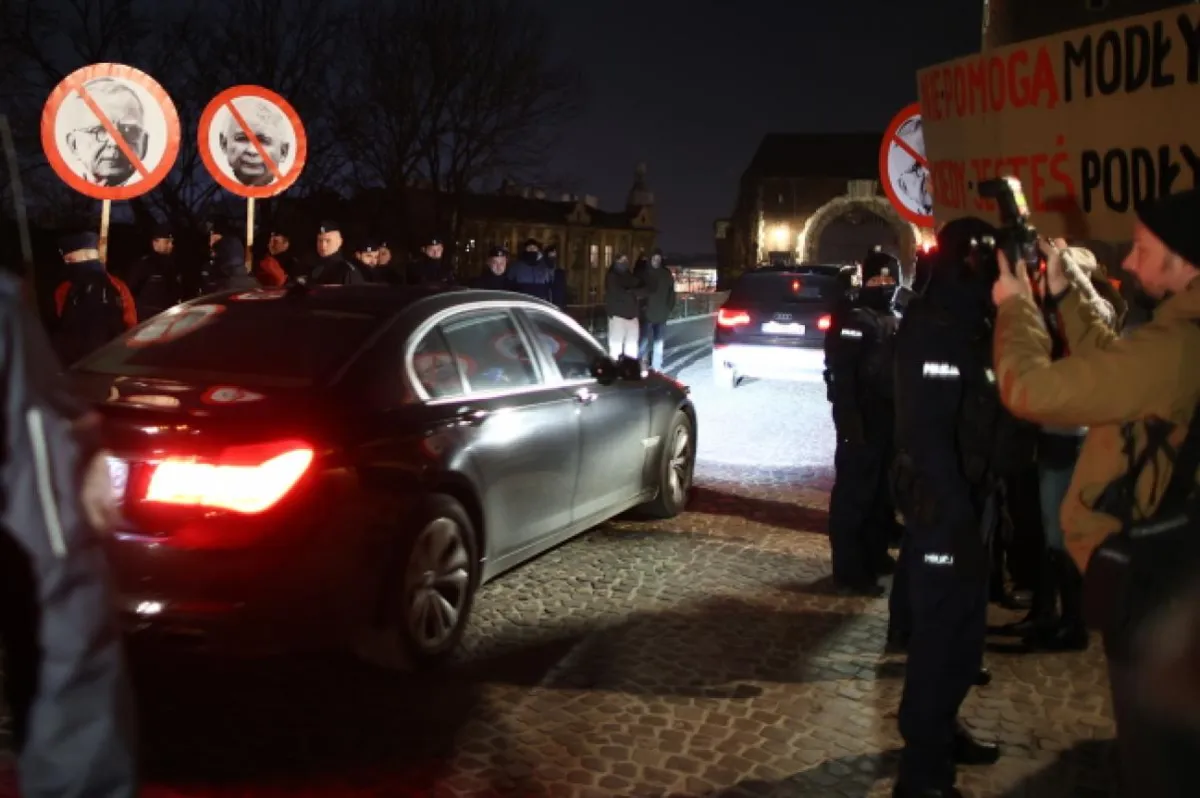 Prezes PiS Jarosław Kaczyński odwiedził grób brata na Wawelu