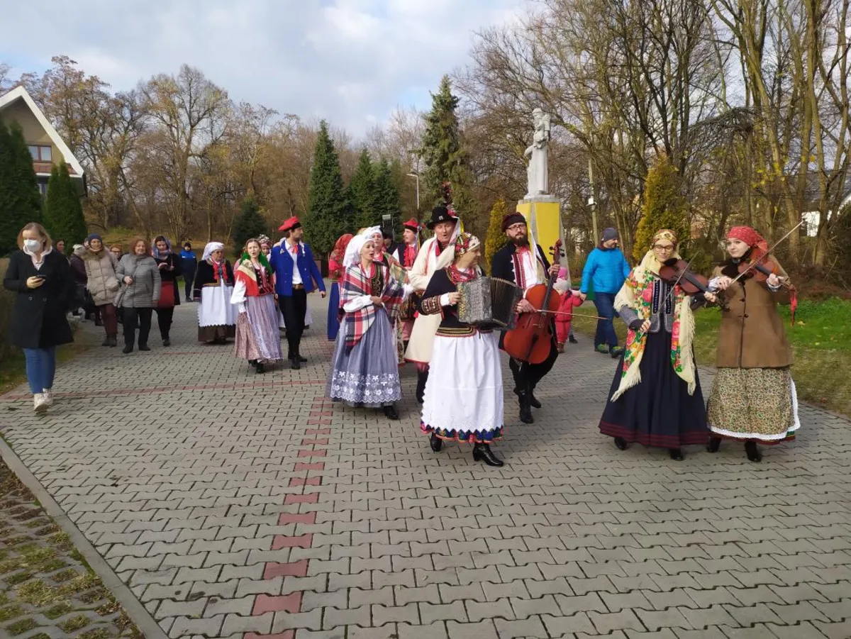 W Krakowie osadzono chochoła na pamiątkę historii z „Wesela”