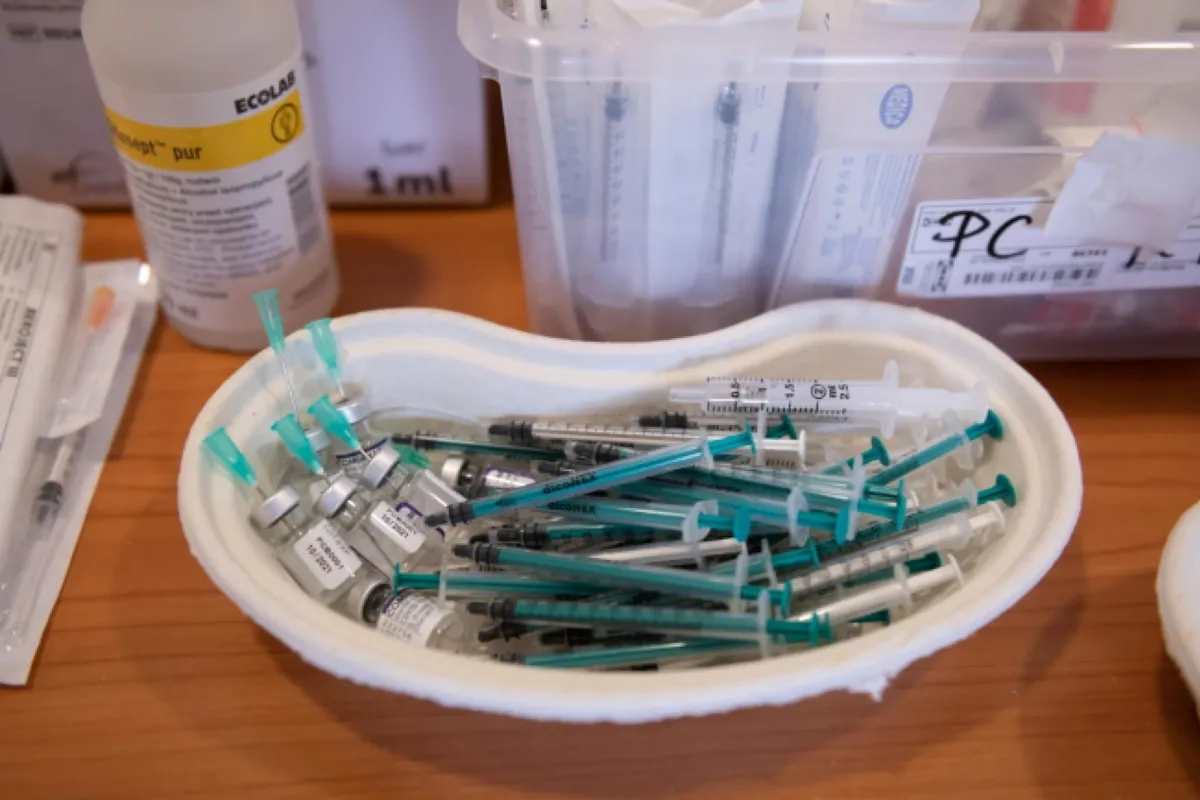 MZ: zaledwie 1,1 proc. w pełni zaszczepionych zostało zakażonych