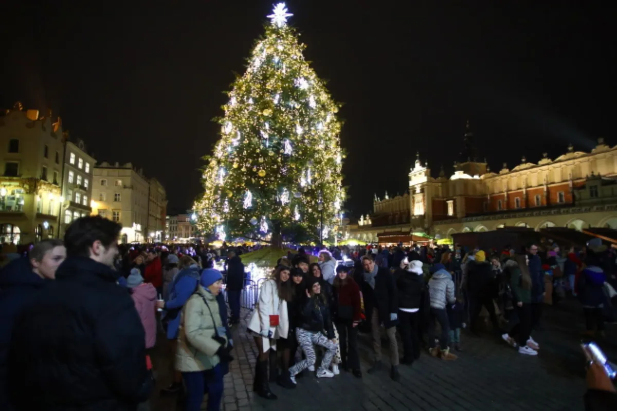 Uroczystość zapalenia lampek na choince na Rynku Głównym w Krakowie
