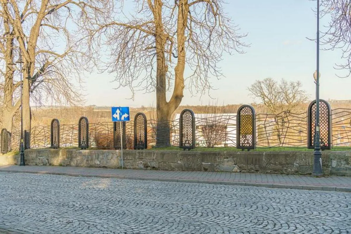 Stary cmentarz żydowski w Nowym Sączu ogrodzony