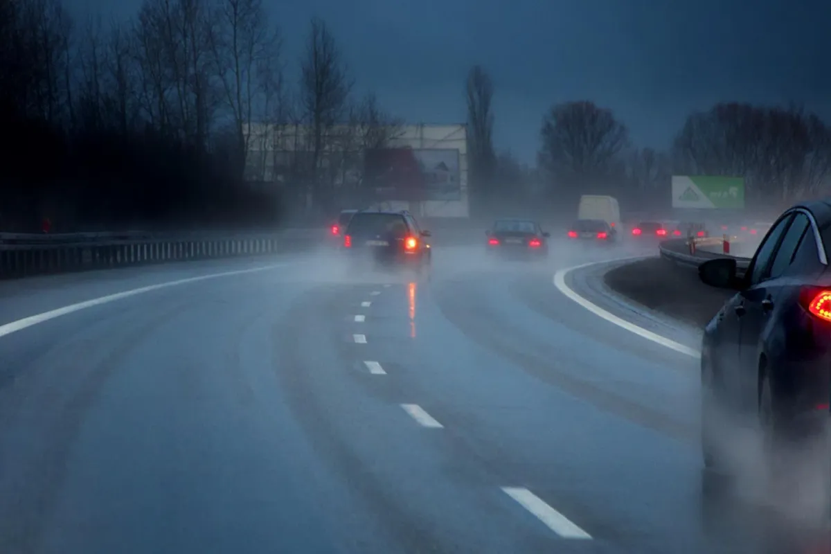 Ślisko na drogach Małopolski. Może występować "czarny lód"