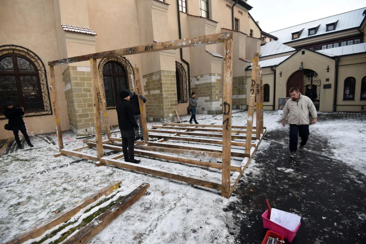 Kraków: trwa budowa szopki naprzeciw Okna Papieskiego
