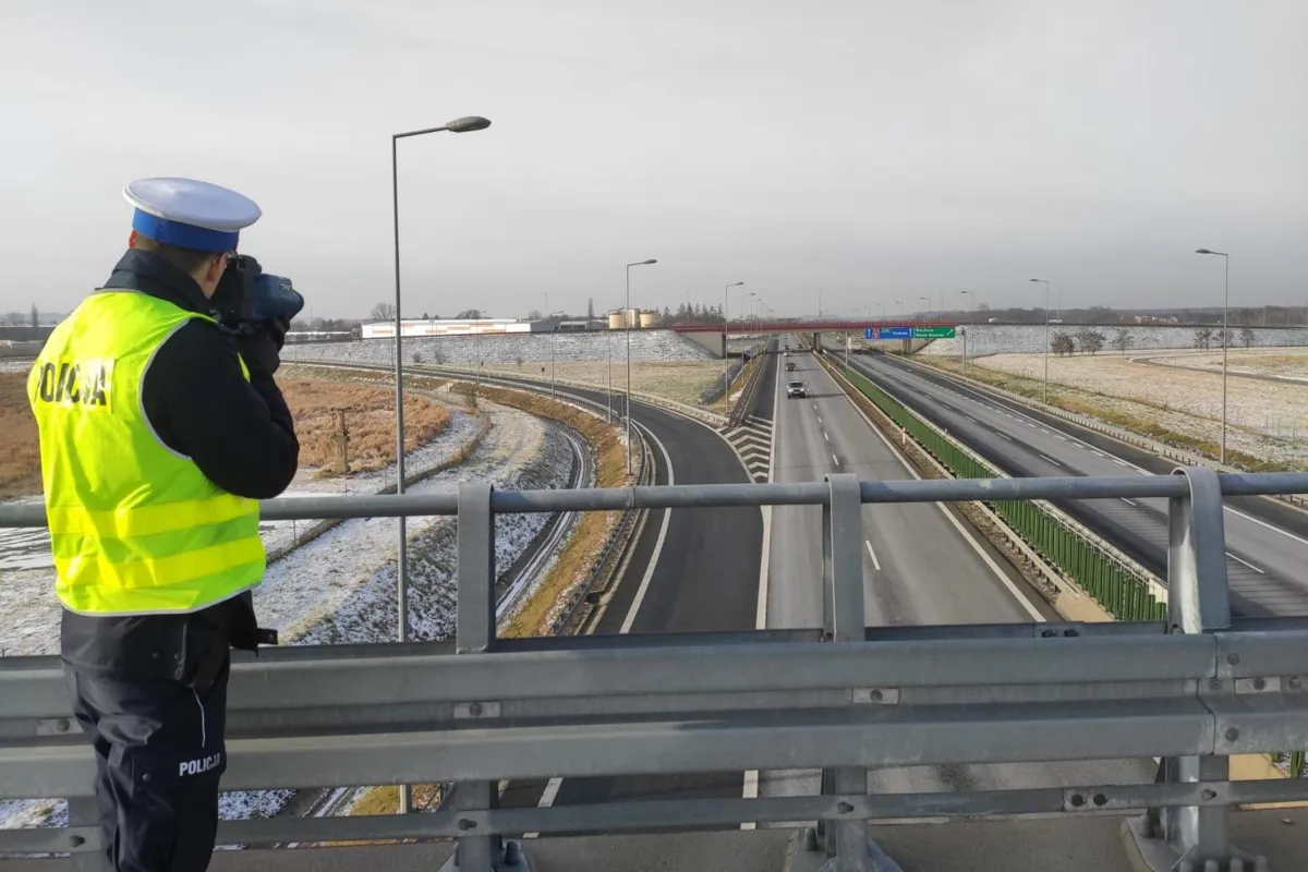 Od 1 czerwca małopolska policja ukarała ponad 300 kierowców za "siedzenie na zderzaku"