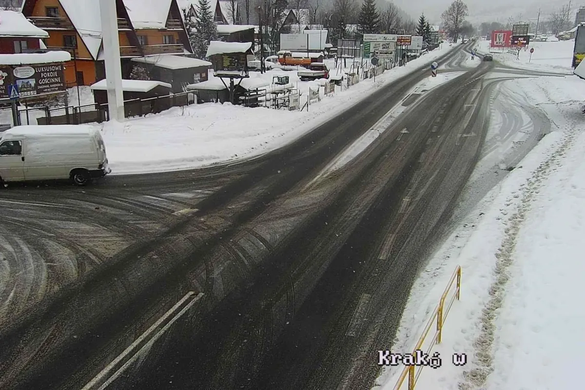 GDDKiA: wszystkie drogi są przejezdne, ale mgła, śnieg i błoto pośniegowe utrudniają jazdę