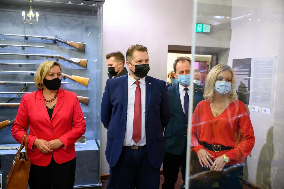 Przemysław Czarnek w Tarnowie zwiedził Muzeum Okręgowe i tłumaczył powody nauki zdalnej