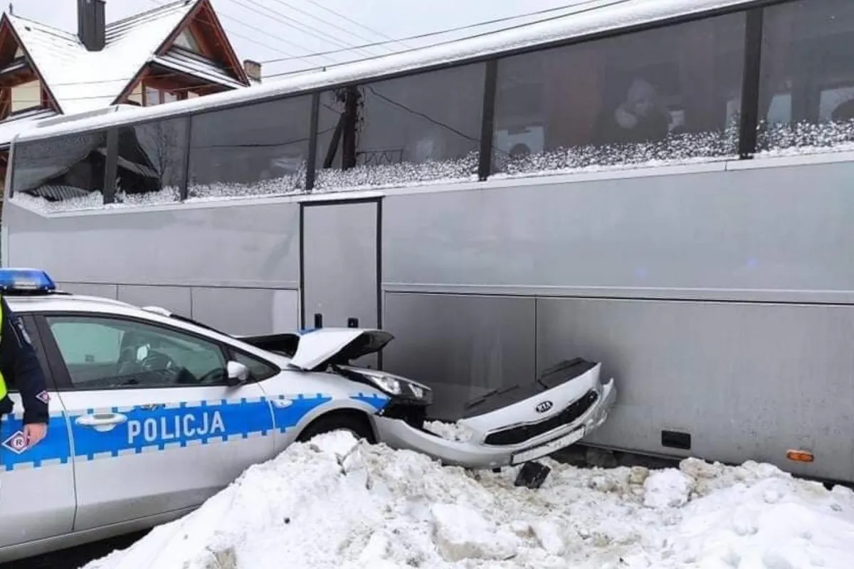 Zakopane: Autokar wiozący dzieci zderzył się z radiowozem