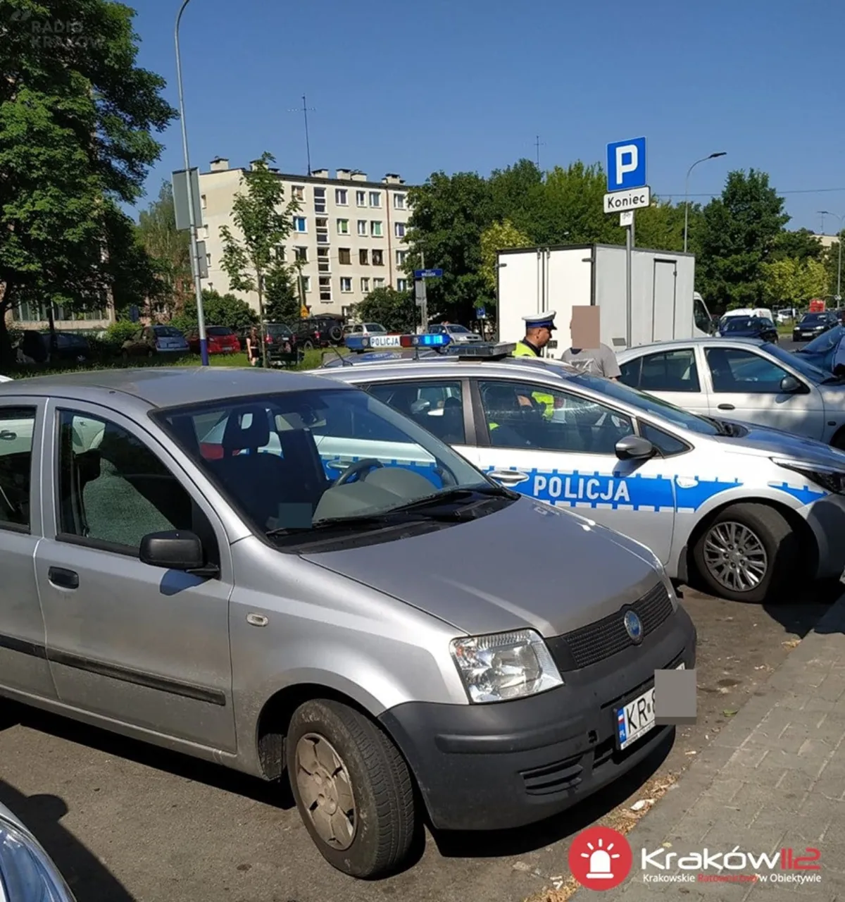 Kraków: rodzice zostawili dwójkę małych dzieci w zamkniętym samochodzie