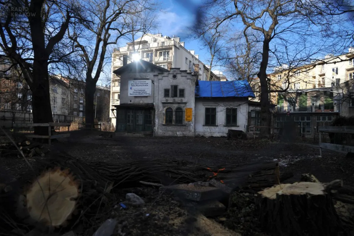  Szkielet kobiety i artefakty znalezione podczas remontu Kossakówki