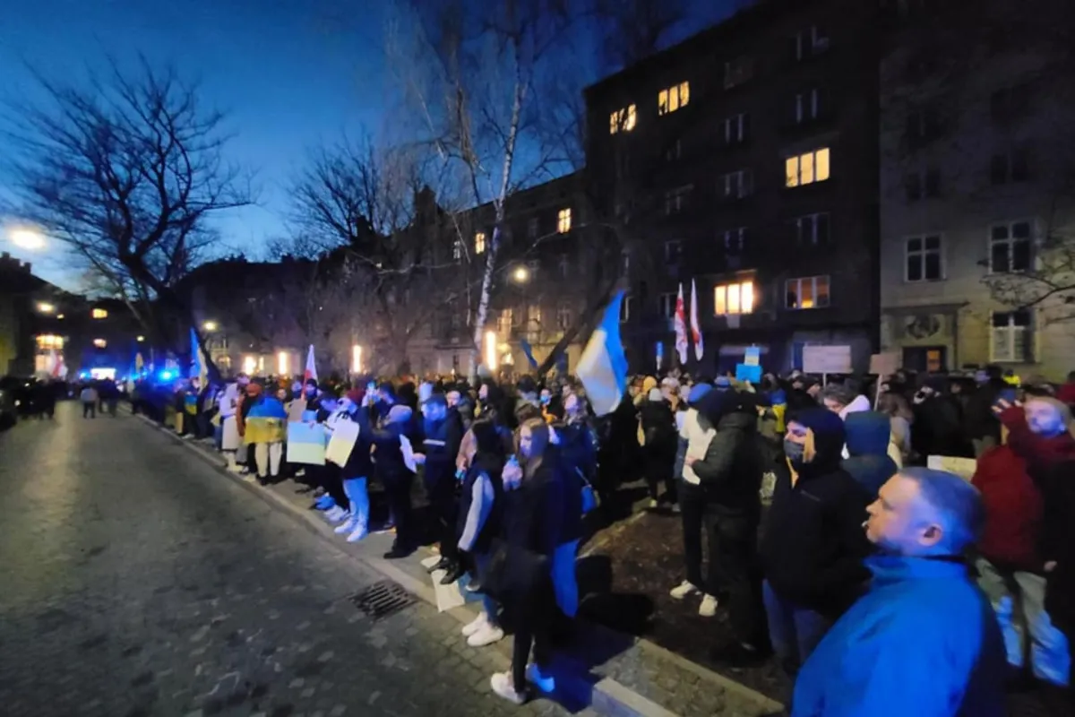  Tysiące osób na demonstracji przed konsulatem Rosji