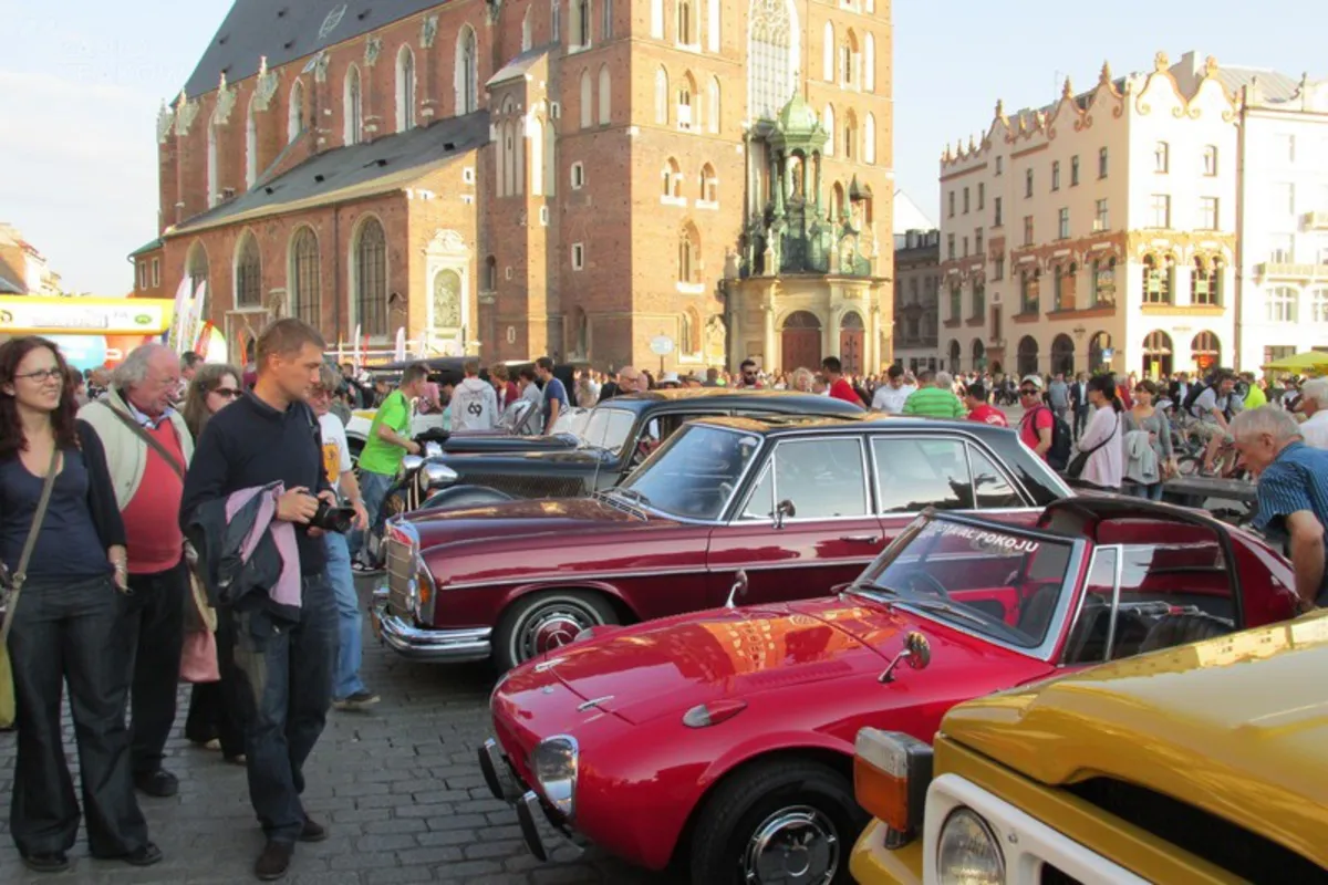 Stare samochody zagościły na krakowskim Rynku