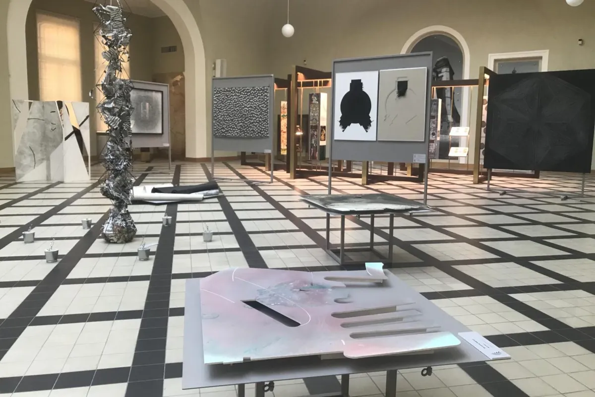 „Na krawędzi. Pogranicza porysunkowej przestrzeni” - nowa wystawa w Krakowskim Salonie Ekonomicznym NBP