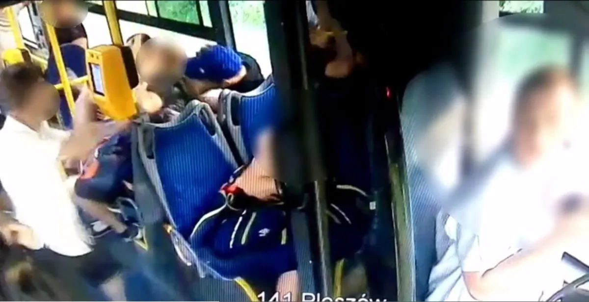 Brutalny atak w autobusie. 21-latek ciął maczetą, nie patrząc na otoczenie. FILM