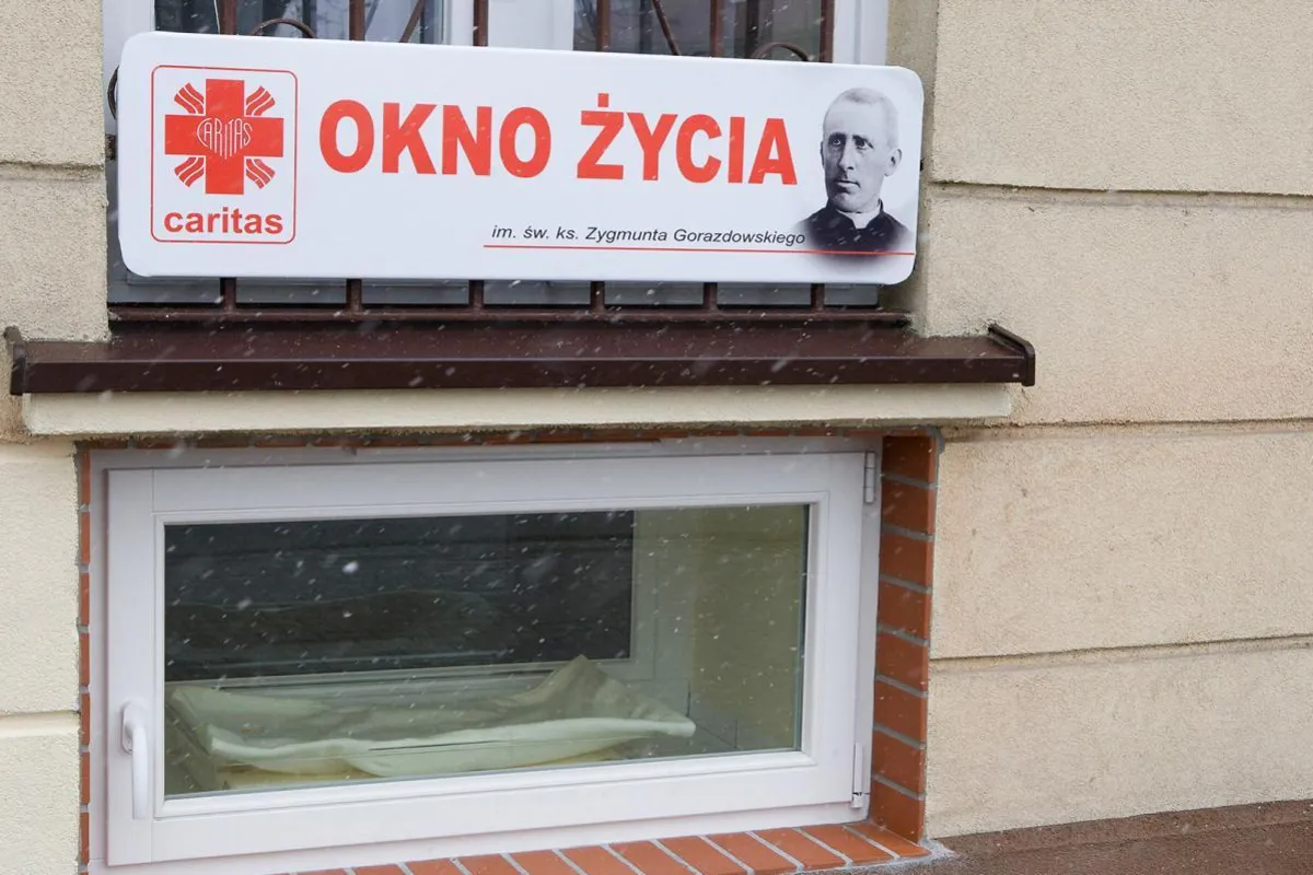 W tarnowskim oknie życia znaleziono kilkutygodniową dziewczynkę