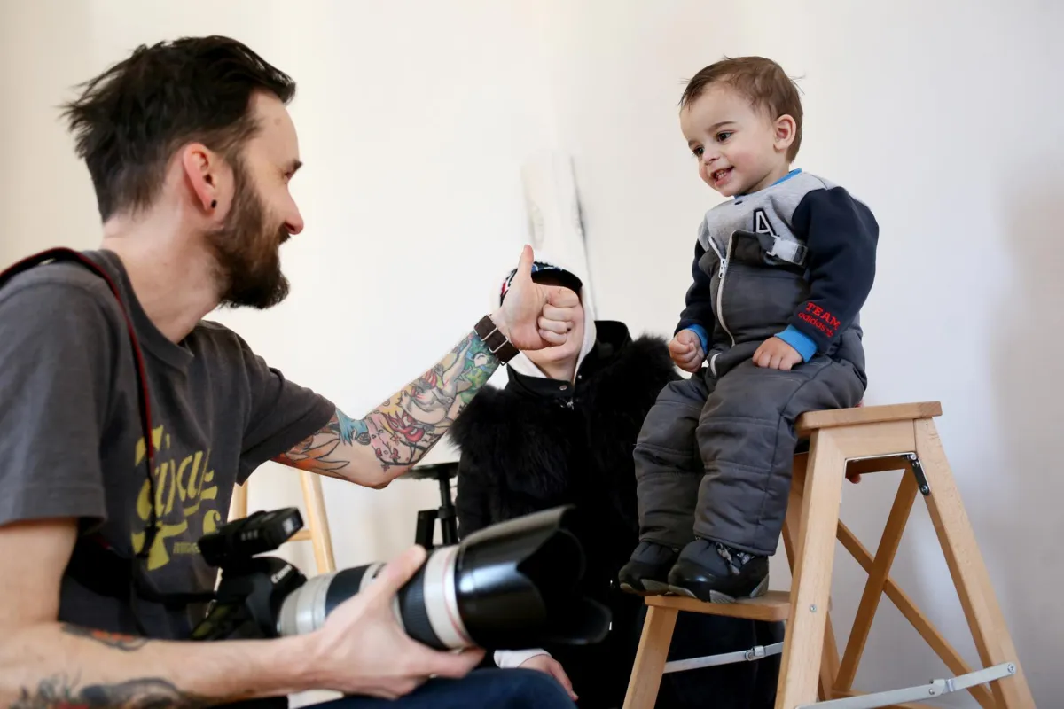 Oświęcimski fotograf robi za darmo zdjęcia do dokumentów uchodźców. "Strach w oczach chwyta za serce"