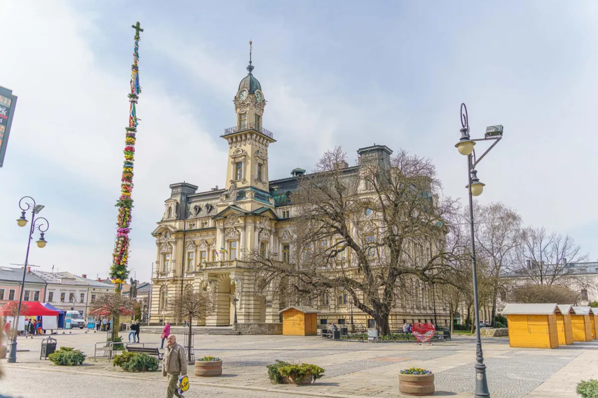Na sądeckim rynku stanęła wielkanocna palma. ZDJĘCIA