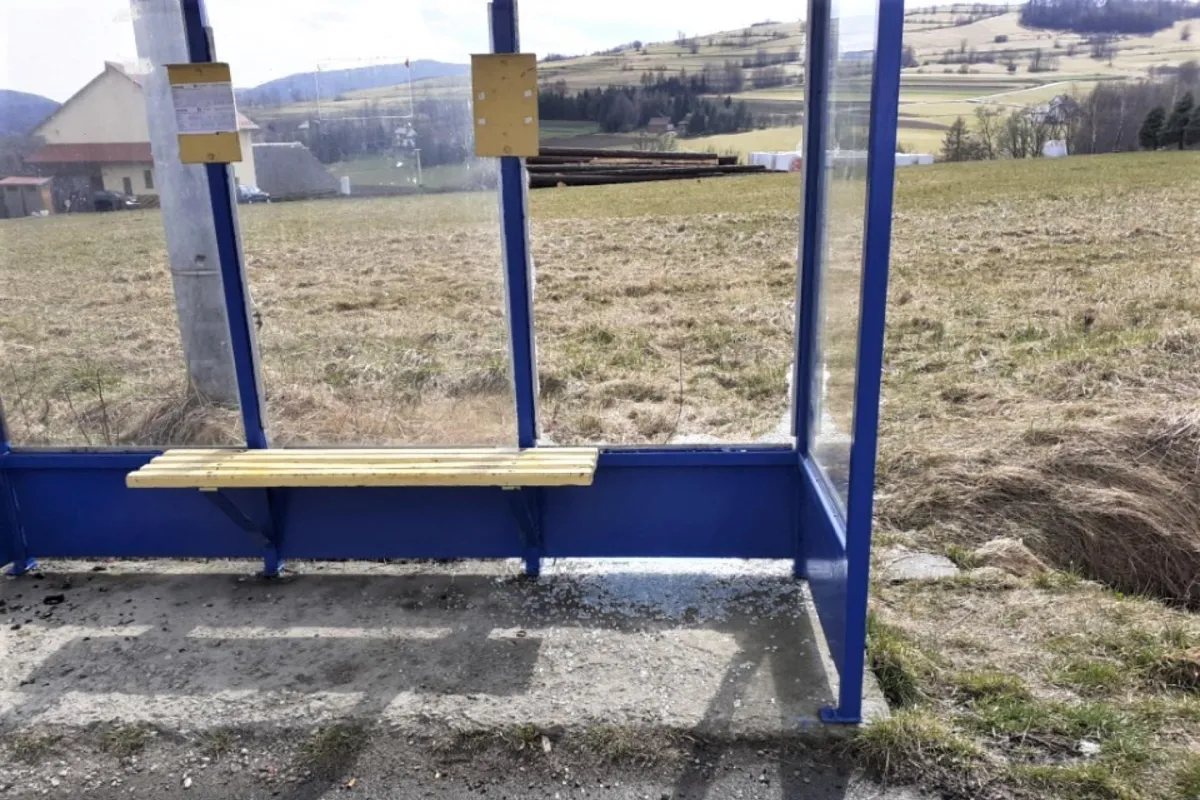 40-latek z okolic Grybowa kradzionymi siekierami demolował przystanki autobusowe