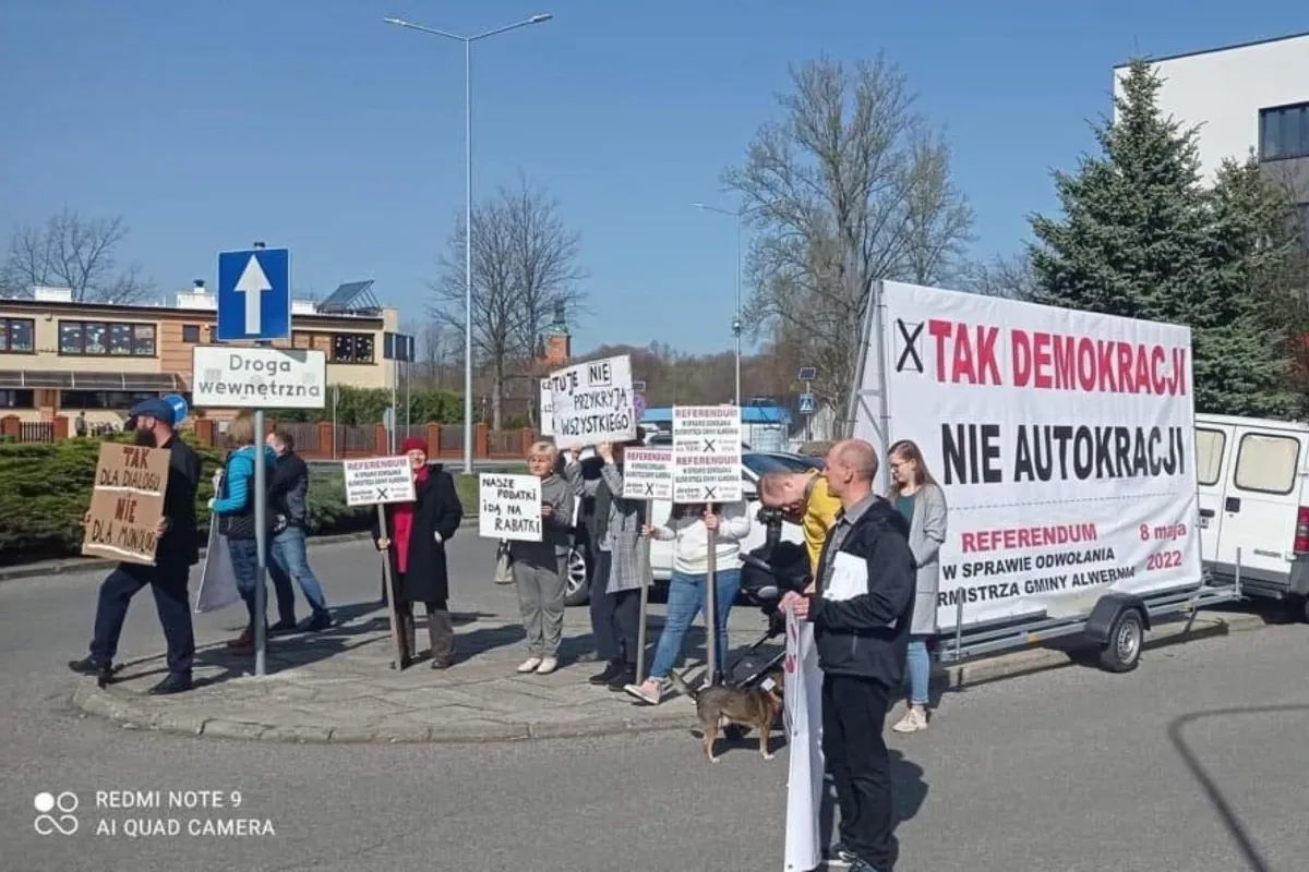 Kilkadziesiąt osób protestowało dziś przed Urzędem Gminy w Alwerni