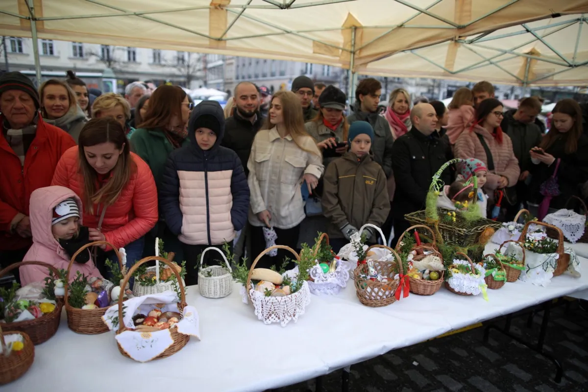 Święcenie pokarmów przed Bazyliką Mariacką na Rynku Głównym w Krakowie