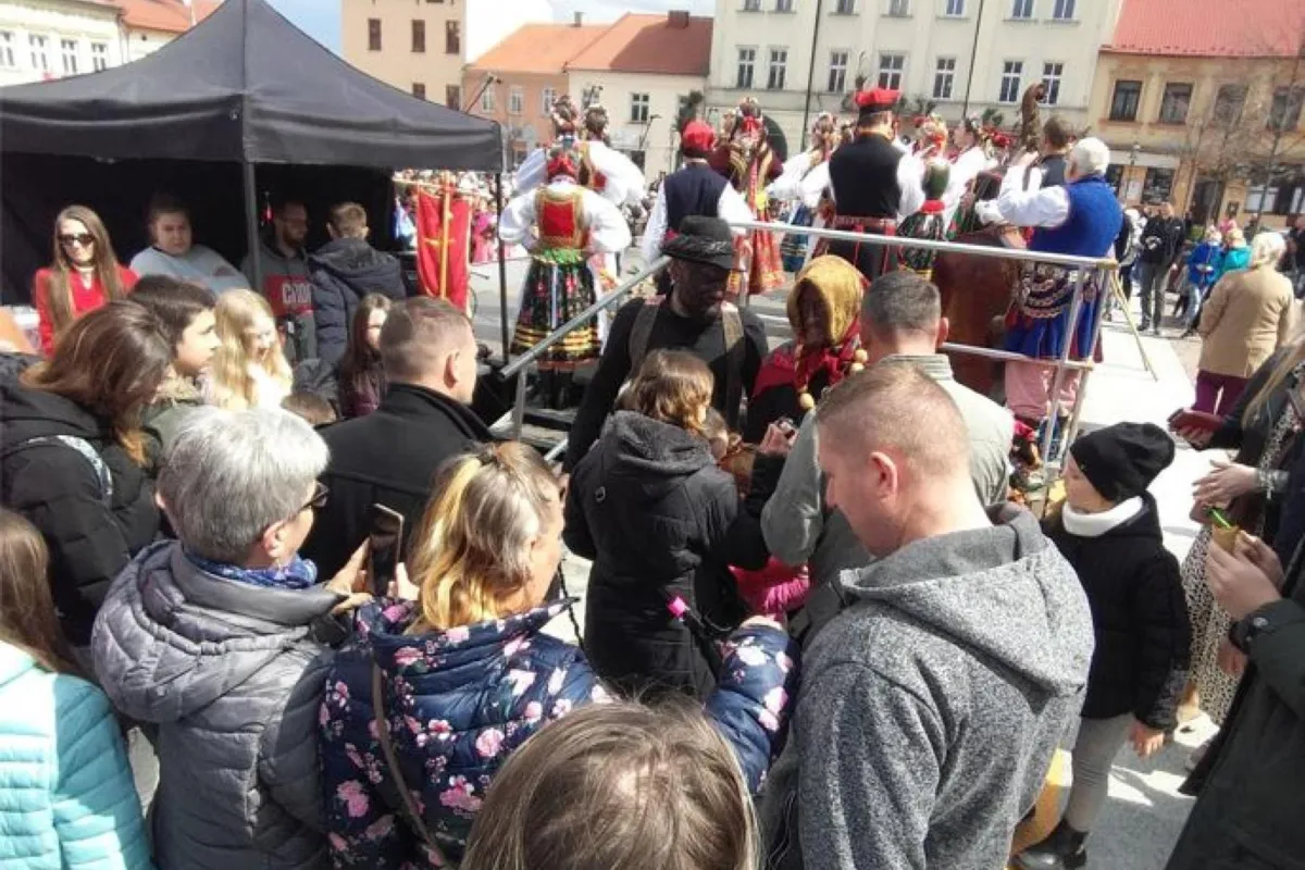 Wyszła na ulice i mazała ludzi... na szczęście