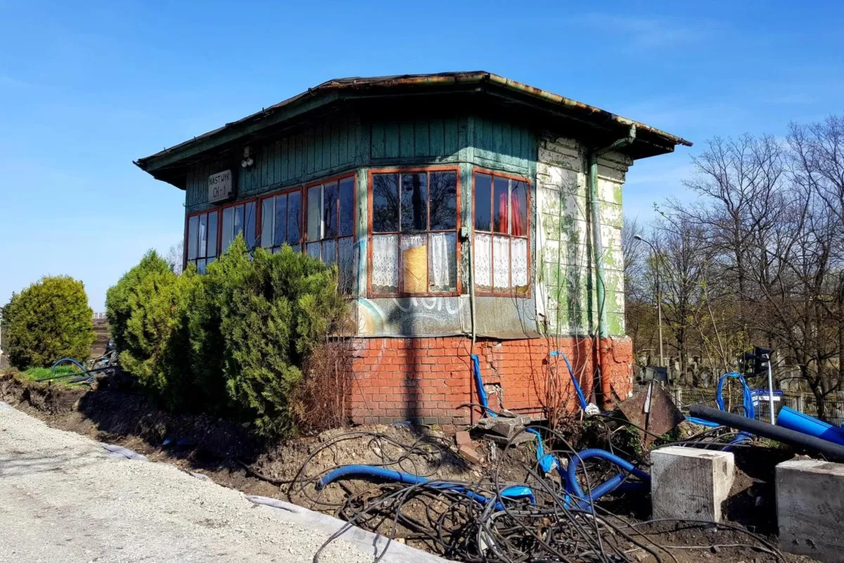 PKP przygotowuje się do przeniesienia budynku starej nastawni kolejowej w Chrzanowie. ZDJĘCIA