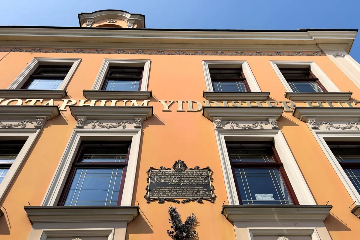 Piękny, mosiężny napis pojawił się na jednej z kamienic w centrum Tarnowa