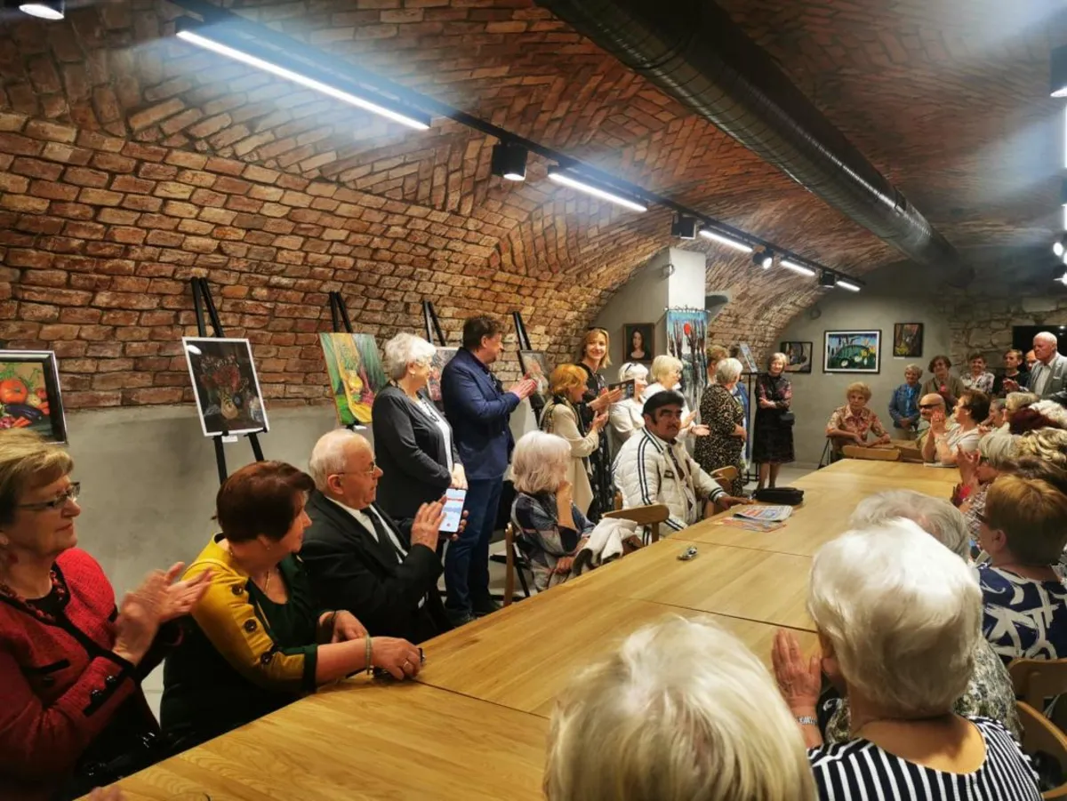Tarnów: obrazy grupy artystycznej seniorek w Multimedialnym Centrum Artystycznym