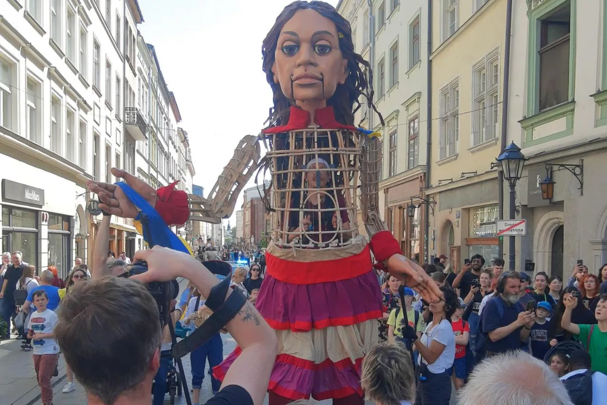 Mała Amal przeszła ulicami Krakowa. Lalka zwraca uwagę na dramat najmłodszych uchodźców