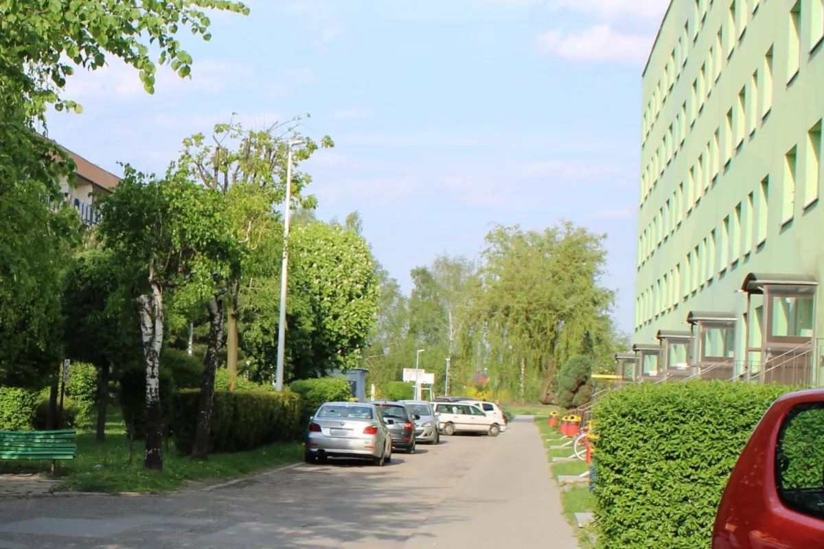 Wypadek na parkingu w Jawiszowicach. Dwulatka wbiegła pod koła samochodu
