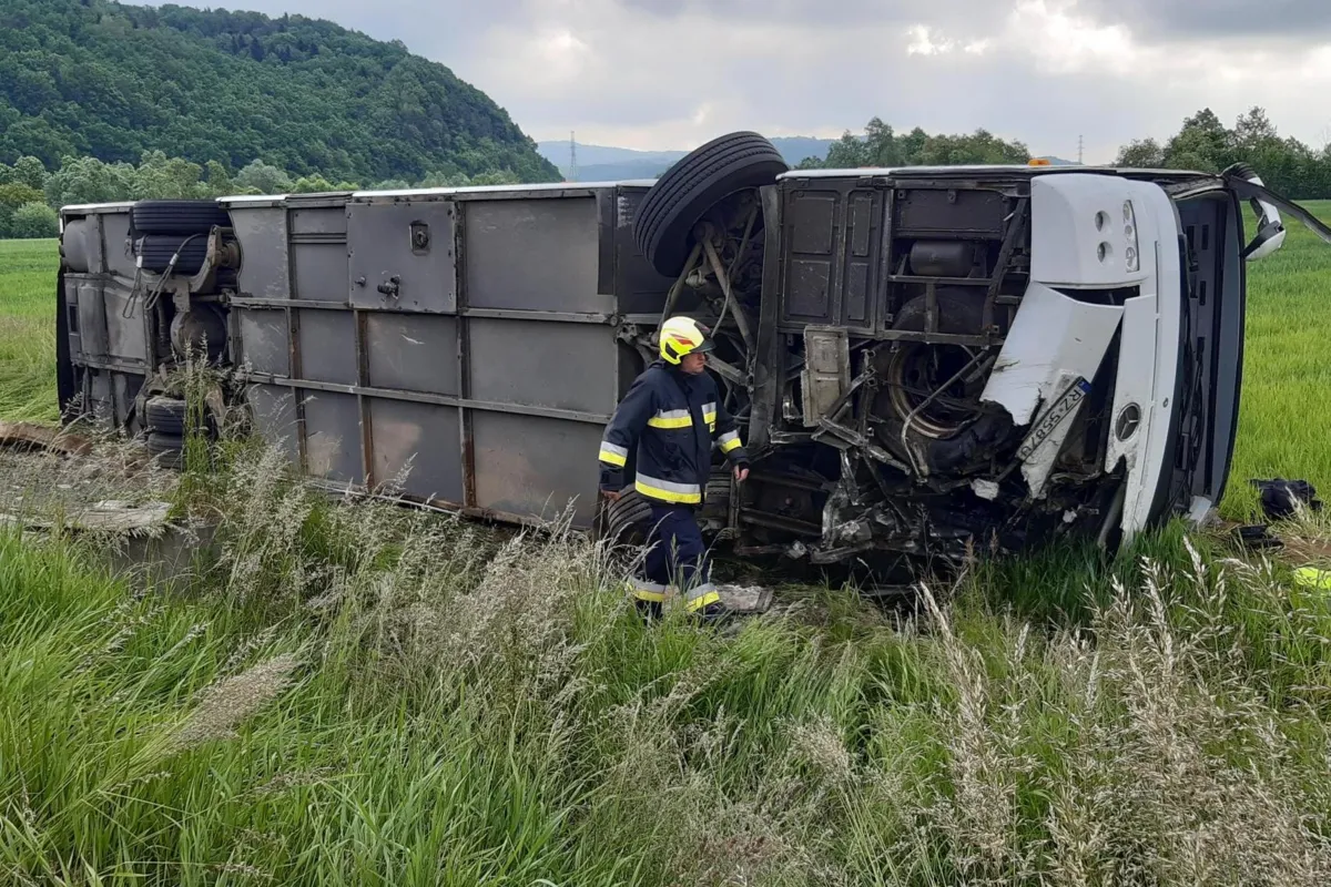 Groźny wypadek autobusu szkolnego w miejscowości Roztoka. Cztery osoby poszkodowane