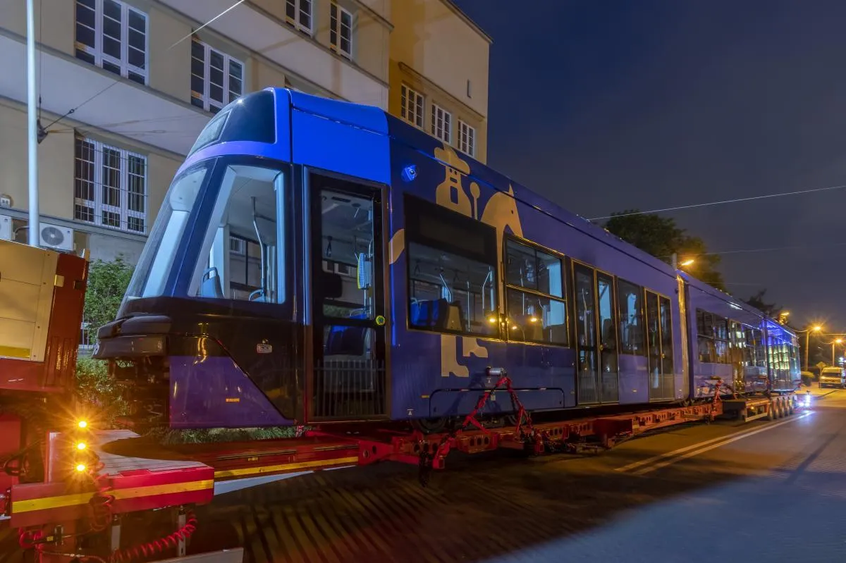 Do Krakowa dotarł pierwszy tramwaj Lajkonik II z nowego zamówienia