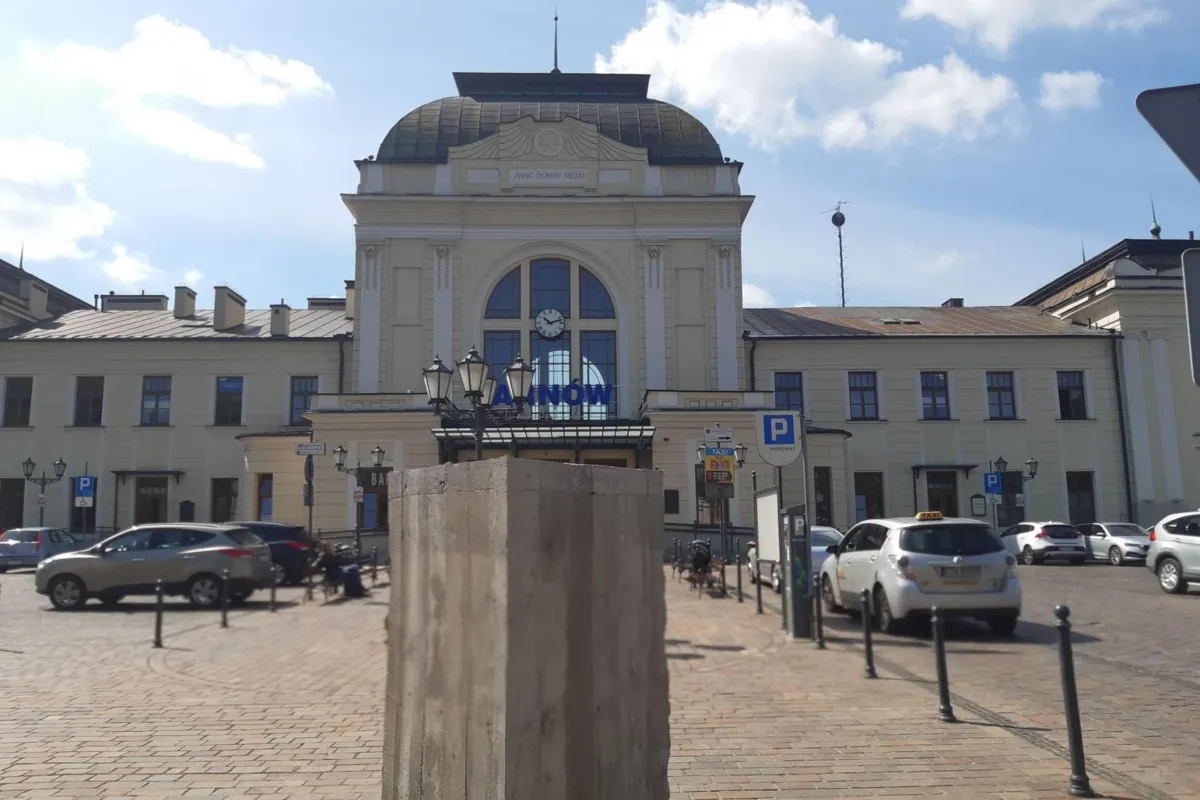 Czy przed tarnowskim dworcem stanie pomnik Lecha Kaczyńskiego? Zdania są podzielone