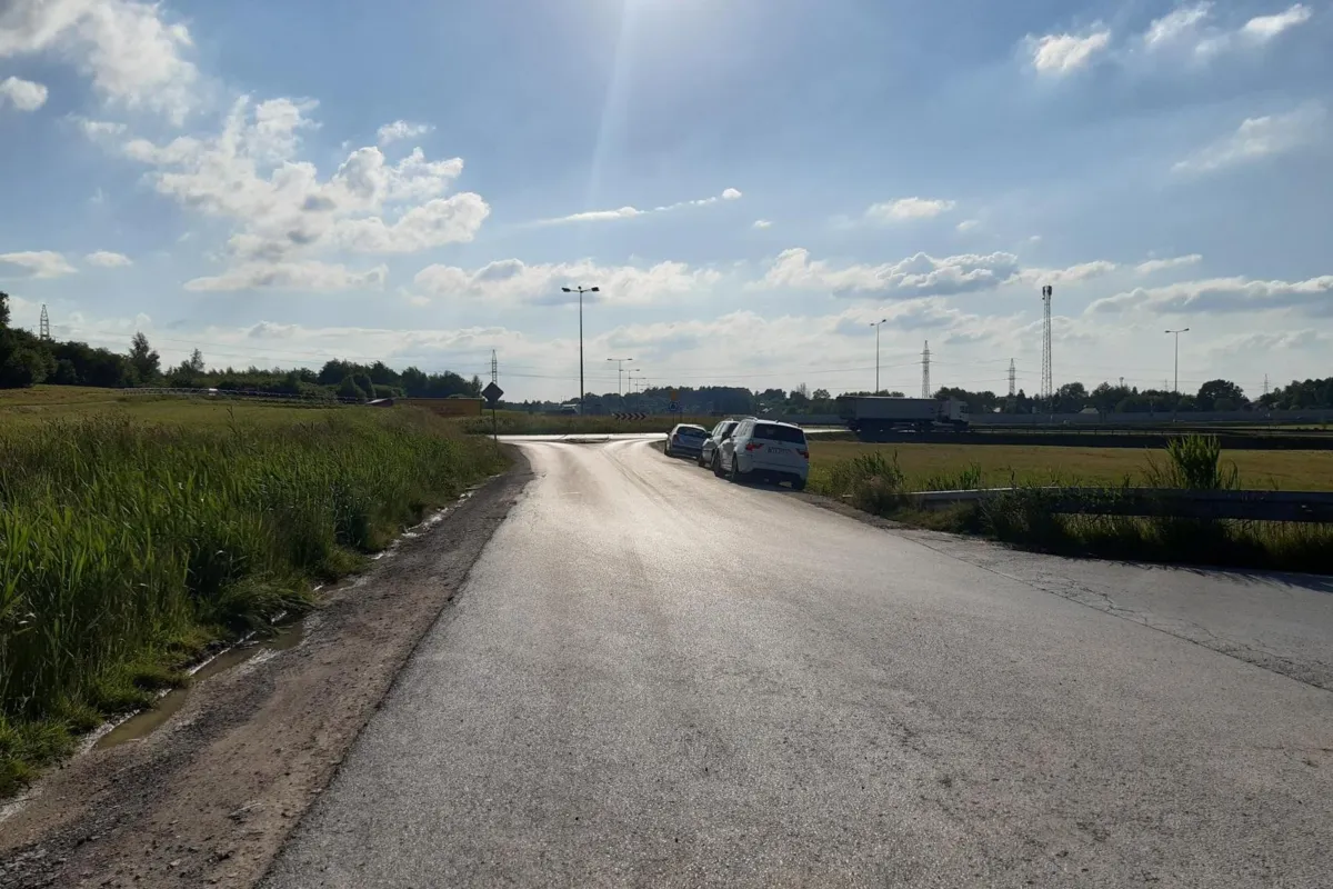 Tarnowska policja przestrzega: nie zostawiaj samochodu na ulicy Wilczej przy autostradzie