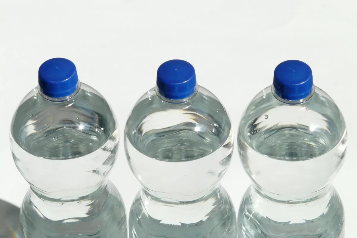 System kaucyjny ma obejmować szklane i plastikowe butelki oraz puszki